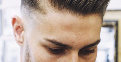 Estilo de peinado en hombre joven