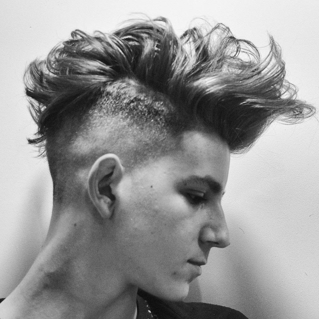 Mohawk corte mohawk con degradado a los lados