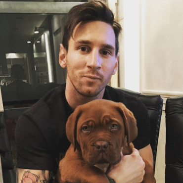 Messi con su perro estilo de pelo moderno sin barba