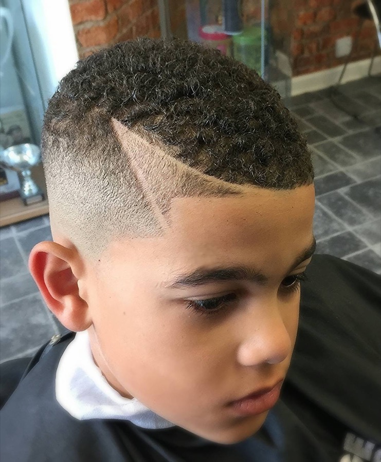 Corte de pelo en niño mulato superior