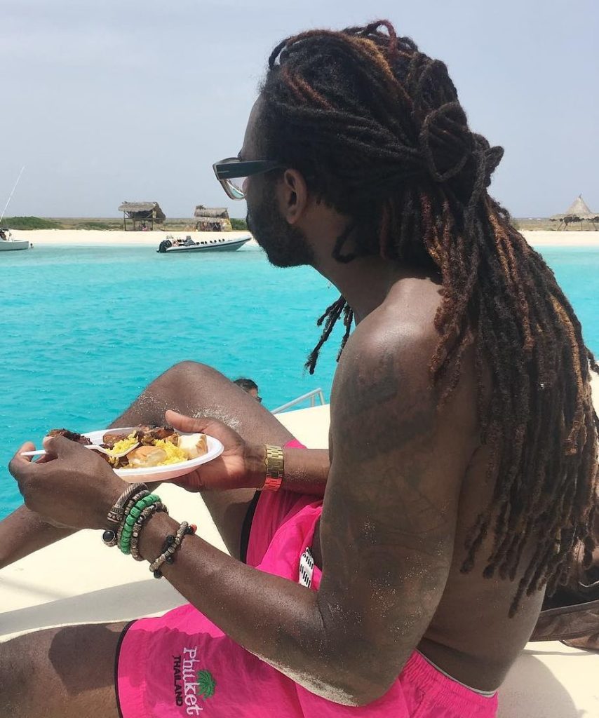 dreadlocks largo en hombre negro