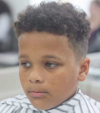 Cabello enrolado natural en niño enrolado
