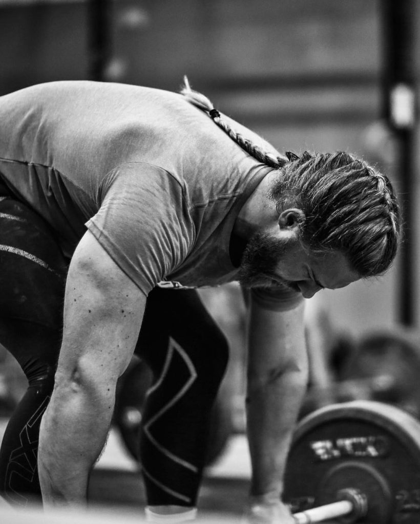Estilo corte de pelo hombre con trenza 