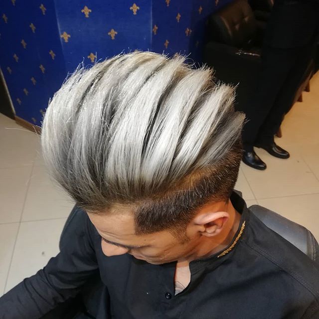 Color cenizo blanco en pelo de hombre