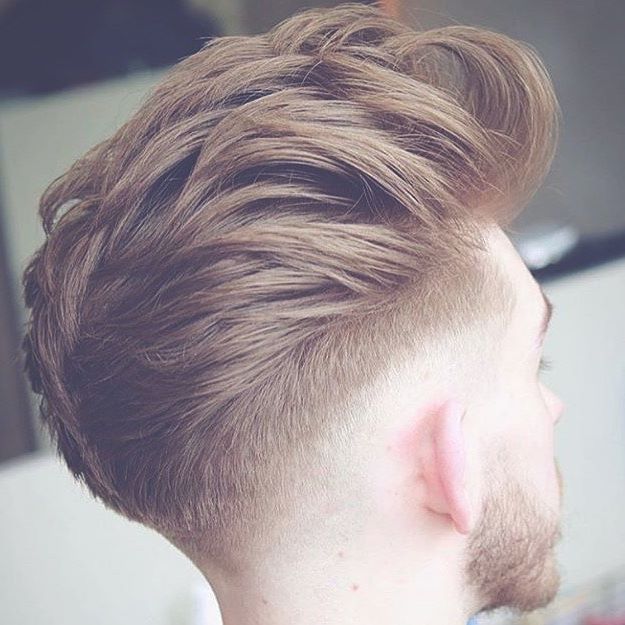 Pelado con pelo pintado en hombre