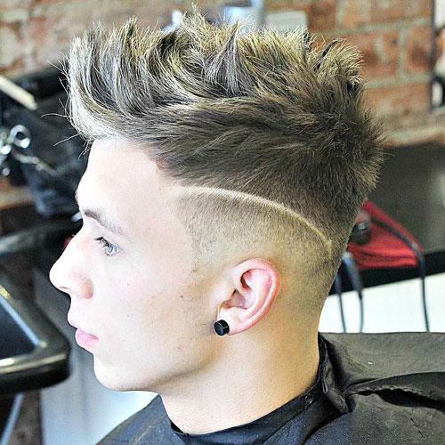 Cepillado-para arriba-Cabello-con-bajo-Taper-Fade-y-diseño