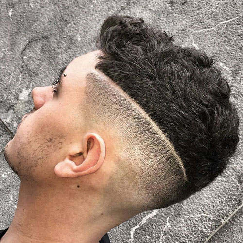 corte de cabello con diseño liena y degradado a los lados