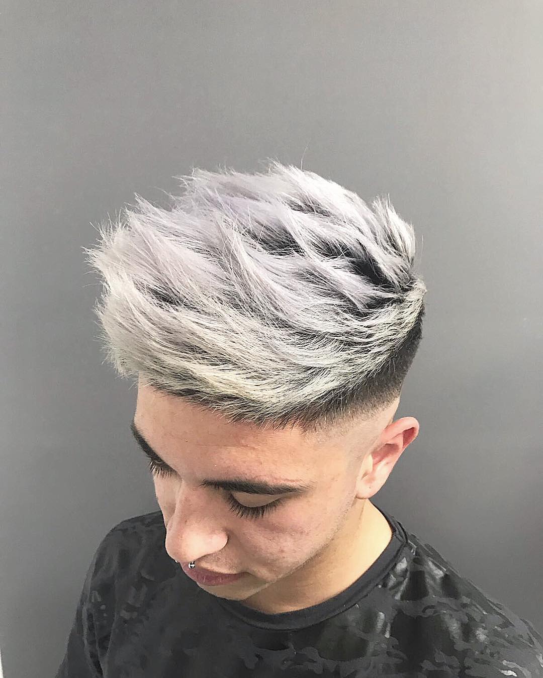 pelo color gris ceniza hombre