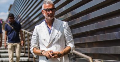 hombre adulto con corte de pelo estilo mohicano