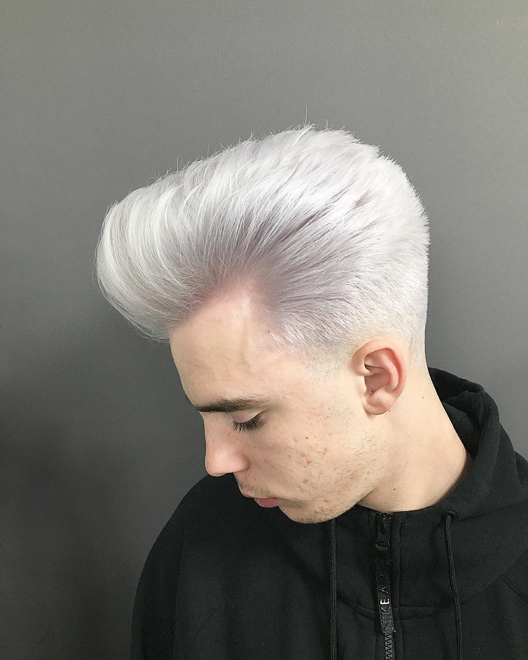 pelo color gris plateado en hombre