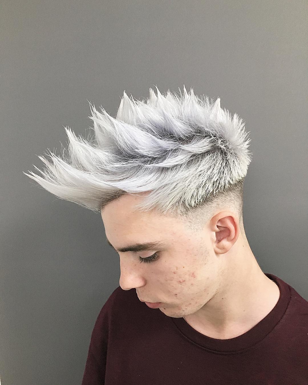 pelo con mechas pintadas de blanco en hombre joven 