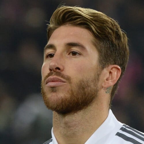 sergio ramos con corte de pelo natural y barba pequeña