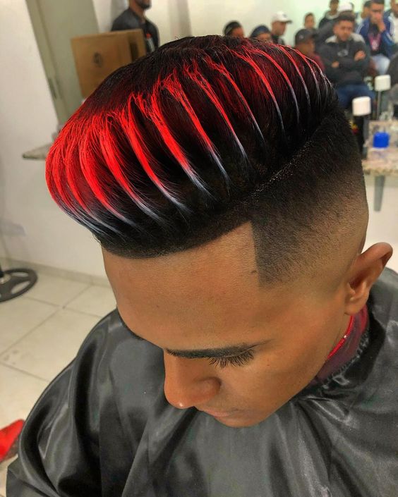 Corte de cabello con cortes y cabello rojo arriba con diseño en las puntas