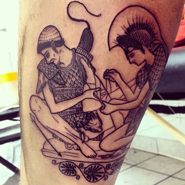 Tatuaje griego aquiles en pierna de hombre