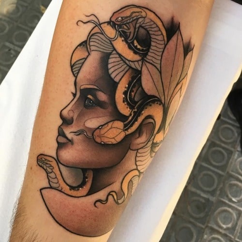 Tatuaje griego de medusa en antebrazo de hombre