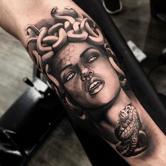 Tatuaje griego de mijer con serpientes